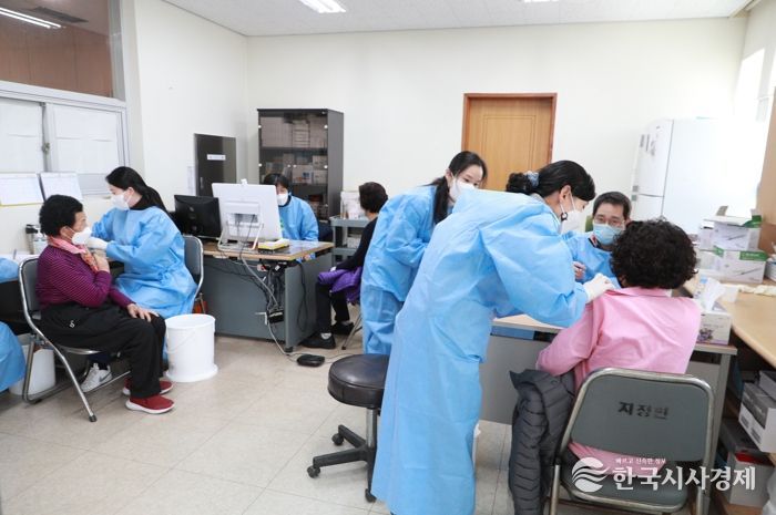 칭찬받는 '의령형 찾아가는 읍면 방문접종'