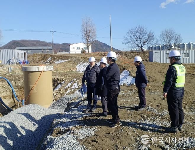 임이택 수도사업소장과 상수도과 직원들이 ‘온양천 취수원 집수매거 교체공사’현장을 점검하고 있다.
