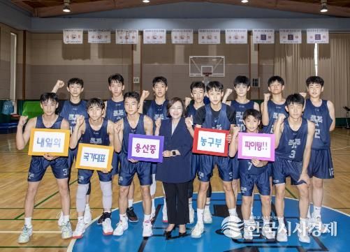 지난해 6월 박희영 용산구청장(앞줄 가운데)이 용산중학교 농구부를 찾아 격려했다