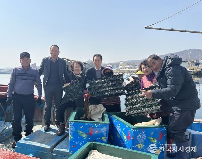 포항시는 11일 어린 전복 약 14만 마리를 호미곶·구룡포 지역 내 어촌계 마을 어장 4개소에 방류했다.