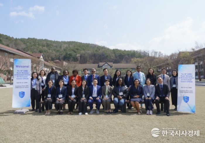 유선희 관세인재개발원장(앞줄 왼쪽에서 여섯번째)이 '제18차 관세행정 전문가 연수회' 참가자들과 기념 촬영하고 있다.