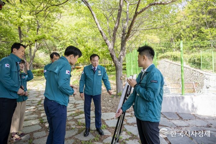 박천동 북구청장이 28일 양정경로당 주변 상습침수 개선사업 완공 현장을 찾아 준공 상황을 점검했다.