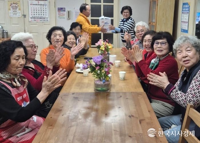 광명시 철산1동 광복현대아파트와 우성아파트의 통장들은 지난 7일 어버이날을 맞아 각 아파트 경로당 2곳에 떡과 식혜를 전달했다.