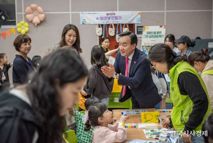 북구종합사회복지관은 17일 복지관에서 가정의 달을 맞아 가족문화축제 '오월, 가족과 다함께' 행사를 열고 주민에게 다양한 문화체험 기회를 제공했다. 박천동 북구청장이 체험부스를 돌아보며 참여 가족들과 대화를 나누고 있다.