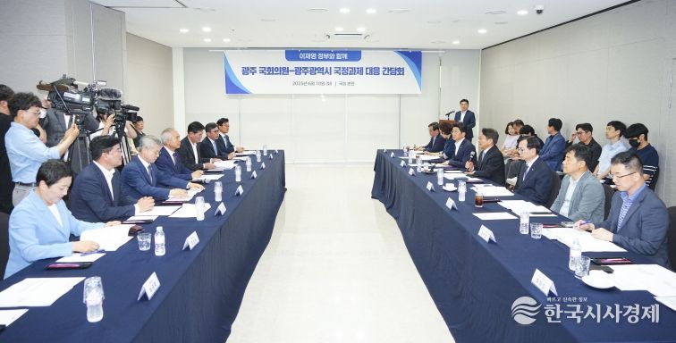 강기정 광주광역시장이 10일 오후 서울 여의도 국회 본관에서 열린 ‘광주 국회의원-광주시 국정과제 대응 간담회’에서 인사말을 하고 있다./ 광주광역시 제공