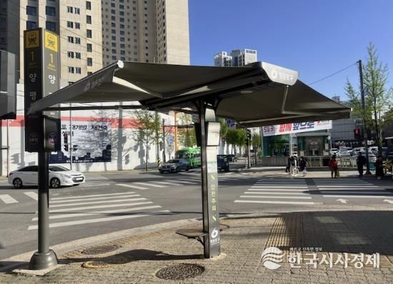 양평역 교차로에 설치된 스마트 그늘막