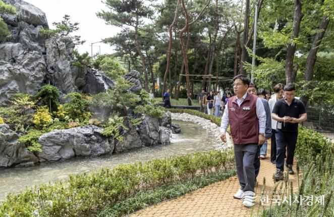 박강수 마포구청장이 댕댕이 폭포 조성 현장을 둘러보고 있다.