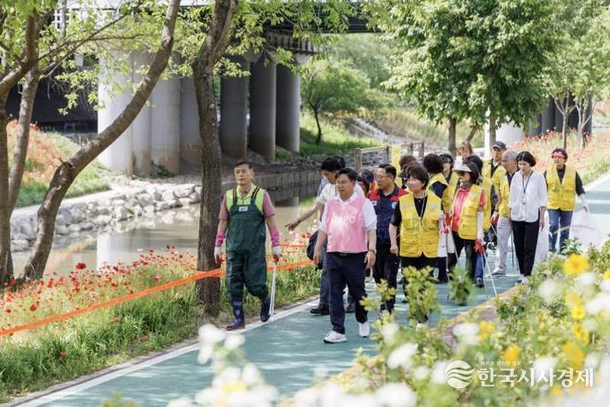 지난 6월, 박강수 마포구청장은 마포하천환경 지킴이 봉사자들과 하천정비 봉사활동을 하였다.