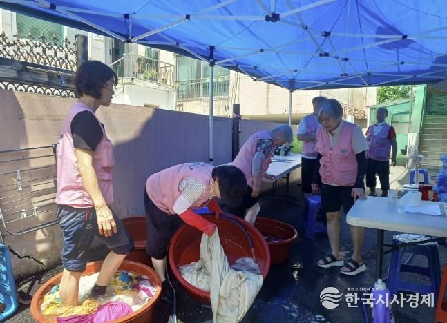 최근 집중호우로 피해가 발생한 서대문구 북가좌2동에서 활발한 자원봉사활동이 펼쳐지고 있다.