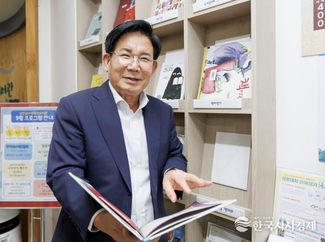 책의 중요성을 강조하는 박강수 마포구청장