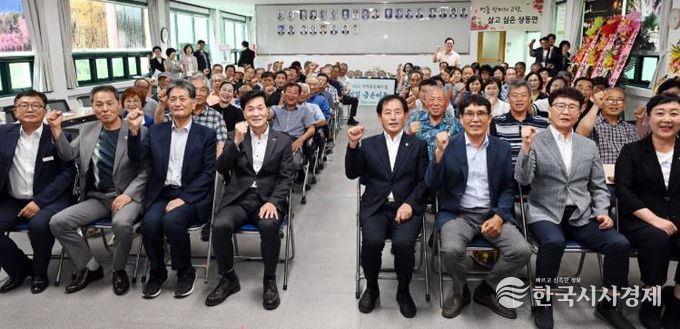 밀양시 상동면 행정복지센터 회의실에서 열린 2025년 상동면 주민총회에서 참석자들이 단체 기념 촬영을 하고 있다.