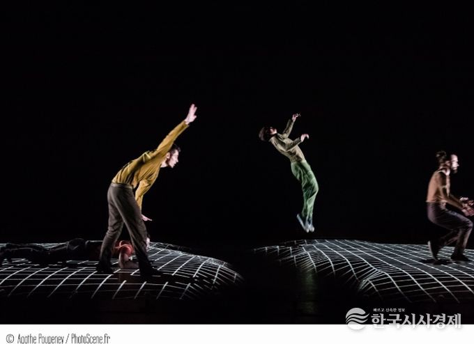 △ 프랑스 현대 무용 <픽셀>의 한 장면