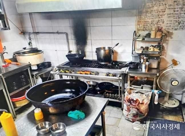 서대문구 북가좌2동의 한 김밥 가게에서 화재가 진화된 후 모습. 한 손님이 신속한 판단과 대처로 화재 확산을 막아 주위에 귀감이 되고 있다.