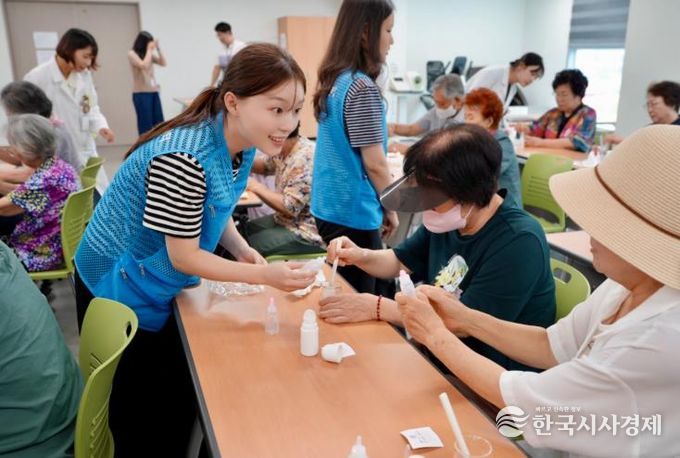 군산시자원봉사센터 ‘기억친구 프렌즈 봉사단’ 치매 어르신 대상 원예·아로마 치료 프로그램 성료