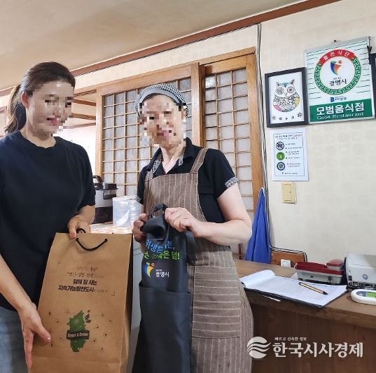 지난 3일부터 4일까지 '남은 음식 재사용 안하기'를 실천하는 관내 모범음식점 45곳에 다회용 앞치마를 배부했다.