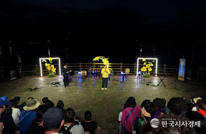 동구는 5일 명덕호수공원에서 김종훈 동구청장, 박경옥 동구의회의장 및 구의원, 주민들이 참여한 가운데 달빛걷기 및 문화공연 등 달빛문화제를 개최했다.