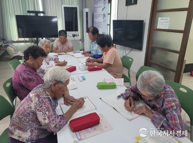 경로당 입식테이블을 이용하여 문해교실 수업, 운동처방서비스를 하고 있다.
