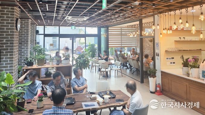 사매 매화언덕’ 내 카페가 올해 3월부터 본격 운영되어 방문객들의 발길이 이어지고 있다고 밝혔다.