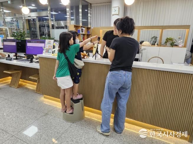 시민들이 삼산도서관에서 ‘오리 덕삼이를 찾아라’ 이벤트에 참여하고 있다.