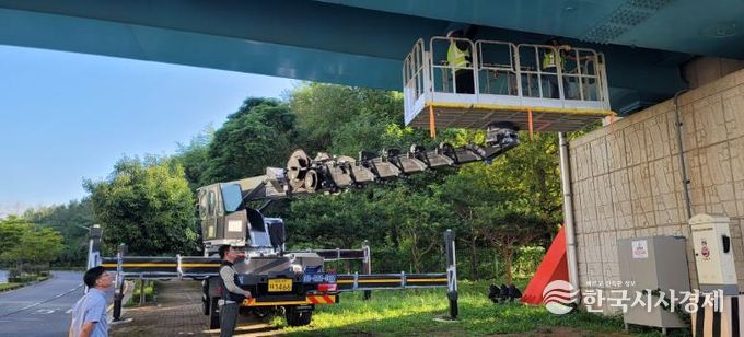 순천시 관계자 등이 안전사고 예방을 위해 신대지구 교량을 점검하고 있다