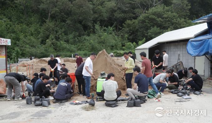 주말호우대비총력전군산시(안전총괄과직원들이나서모래주머니를제작하고있다