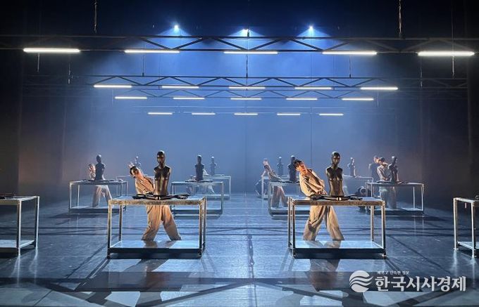 안다미로아트컴퍼니 작품 '인간공장' 리허설 장면