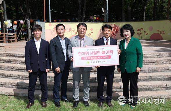 왼쪽부터 최기준 새마을문고김해시지부 회장, 지상무 새마을지도자김해시협의회 회장, 홍태용 김해시장, 노종식 김해시새마을회 회장, 송금자 김해시새마을부녀회 회장