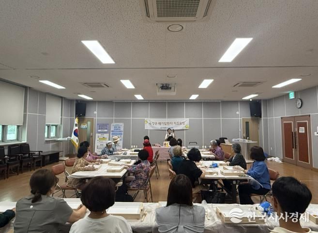 곡성군 보건의료원에서 재가암 환자의 정서적 안정을 위한 자조모임 프로그램을 운영하고 있는 모습