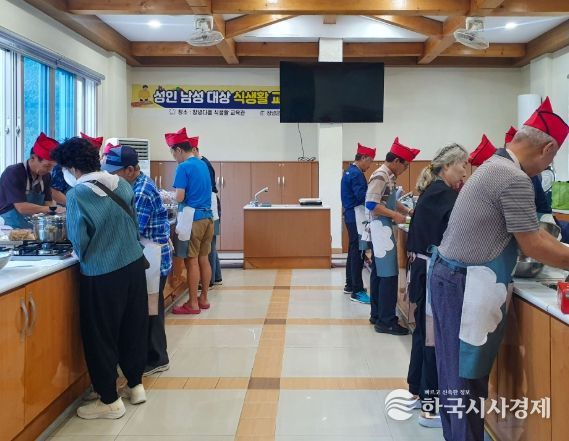 1. 창녕다움 식생활 교육관에서 성인 남성 대상 식생활 교육을 진행하고 있다.