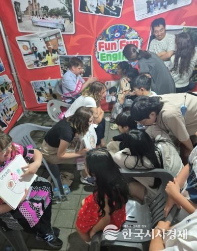 지난해 열린 ‘천안흥타령춤축제 2024’에서 운영된 천안국제화교육특구 부스 모습.