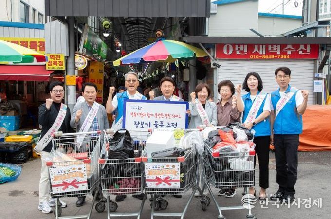 강임준 군산시장, 추석 맞아 전통시장 장보기…상인들 만나 격려
