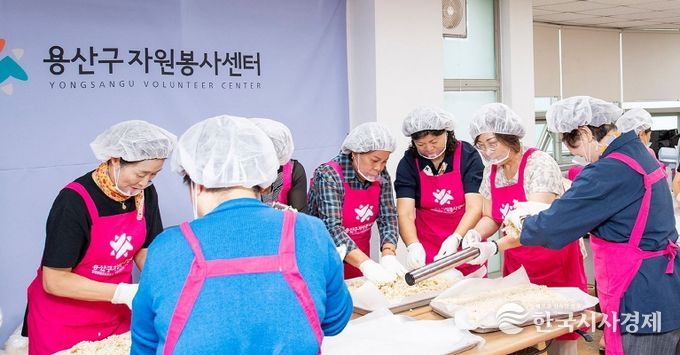 박희영 용산구청장, 자원봉사자들과 ‘강정나눔’…어르신께 전한 한가위 온정