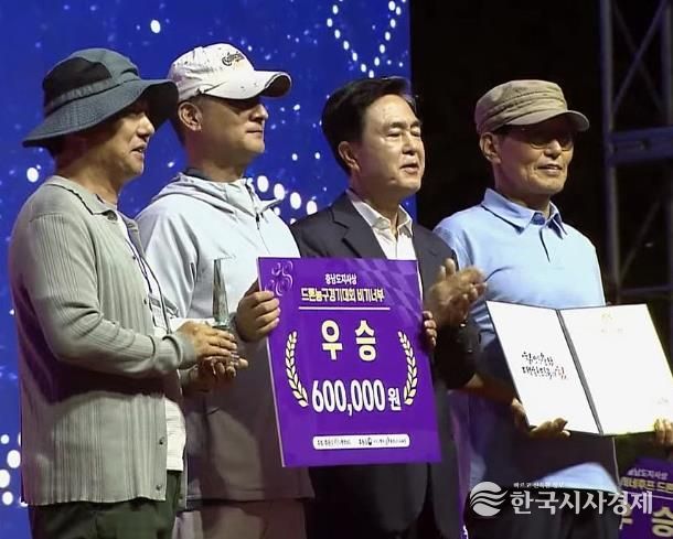 천안시두정평생학습관 동아리 ‘드론세상’이 ‘2025 충청남도 드론 페스타’ 전국 드론 스포츠 대회에서 충남도지사상을 받았다.