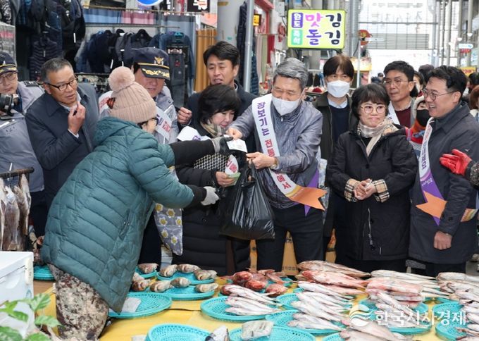 지난 1월 설 명절을 앞두고 민생 소통을 위해 죽도시장을 찾아 장보기 챌린지를 펼치고 있는 이강덕 포항시장.