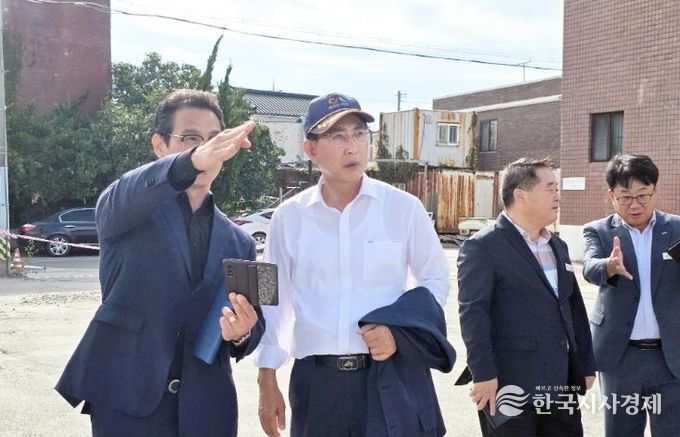 지난 23일 이완섭 서산시장이 관계 공무원들과 함께 해미읍성전통시장 임시 공영주차장을 둘러보며 개선점을 모색하는 시간을 가졌다.