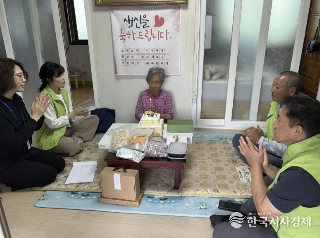 염치읍 행복키움추진단이 어르신 생신을 축하하는 모습