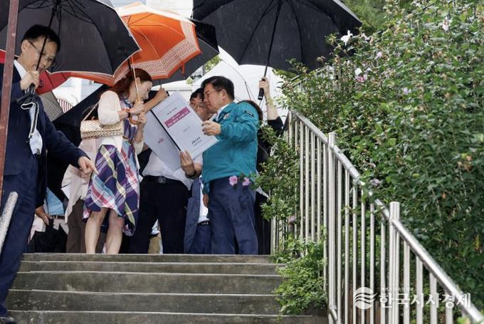 환일중고로 향하는 계단 통학로의 환경을 점검하고 있는 박강수 마포구청장