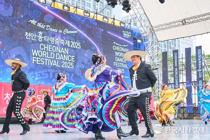‘천안흥타령춤축제 2025’ 개막 이틀째를 맞은 25일 천안종합운동장 주무대에서 열린 국제춤대회 경연 모습