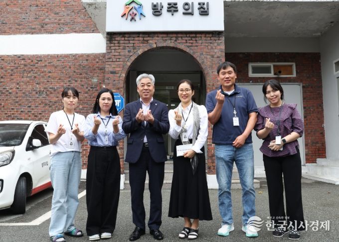천범산 교육감 권한대행과 직원들이 민족 대명절인 추석 명절을 앞두고 25일부터 이틀간 관내 사회복지시설 16곳을 방문, 위문품을 전달하고  따뜻한 정을 나눴다.