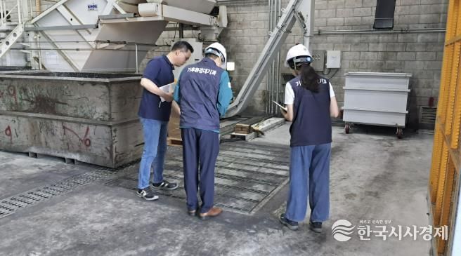 서산시 관계자가 환경오염 물질 배출업체를 점검하는 모습