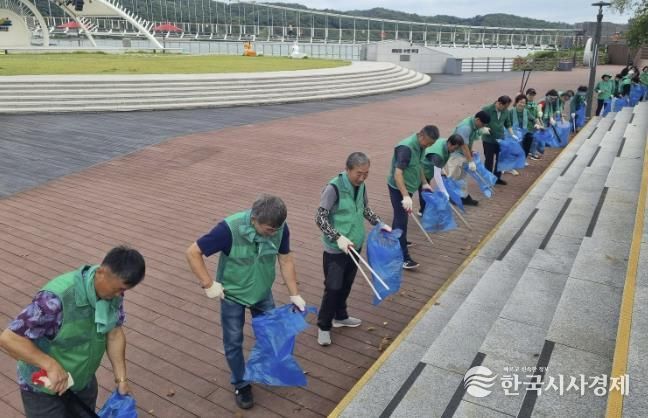 예산군새마을회 예당호 수변공원 대청결 활동 모습