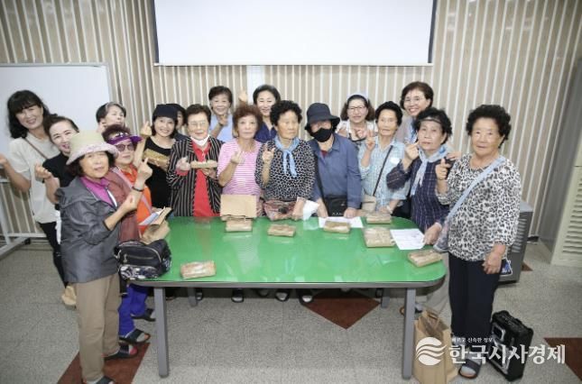 농촌체험 활용 치매예방 프로그램 참여자들.