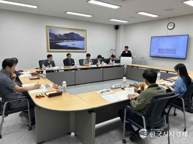 밀양시시설관리공단 회의실에서 열린 주민참여예산위원회에서 위원들이 시민 제안 사업에 대해 심의하고 있다.