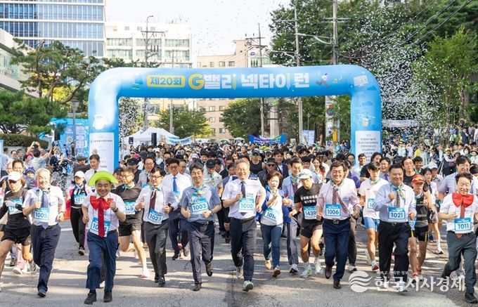 9월 26일 ‘제20회 G밸리 넥타이 런(RUN)’ 출발선에서 참가자들이 힘차게 출발하고 있다.