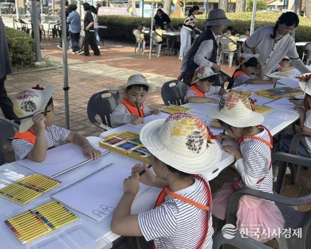 온양2동 어린이 사생대회에 참여한 어린이들이 그림을 그리고 있는 모습