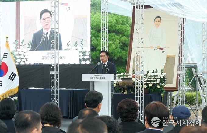 1. 김석필 천안시장 권한대행이 28일 열린 유관순 열사 순국 제105주기 추모제에서 추념사를 낭독하고 있다.