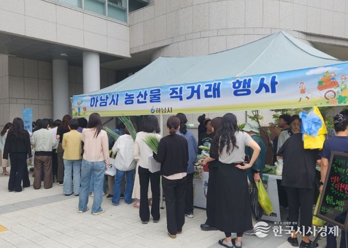 30일, 시청 별관 앞마당에서 개최된 ‘추석 명절 맞이 농산물 직거래 행사’모습