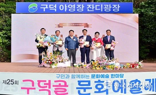 부산 서구(구청장 공한수)는 ‘제39회 자랑스러운 구민상’ 수상자에 애향 부문 안희배 동아대학교병원 병원장(58), 이송학 이약국 대표(80), 봉사 부문 정종영 서대신1동 주민자치위원회 위원장(60), 이다경 삼보공인중개사사무소 대표(66), 희생 부문 김성호 부산광역시파크골프협회 회장(62), 배찬식 남부민2동 샛디사랑나눔회 회장(74)을 각각 선정해 지난 9월 27일 제25회 구덕골 문화예술제 개막식에서 시상했다.