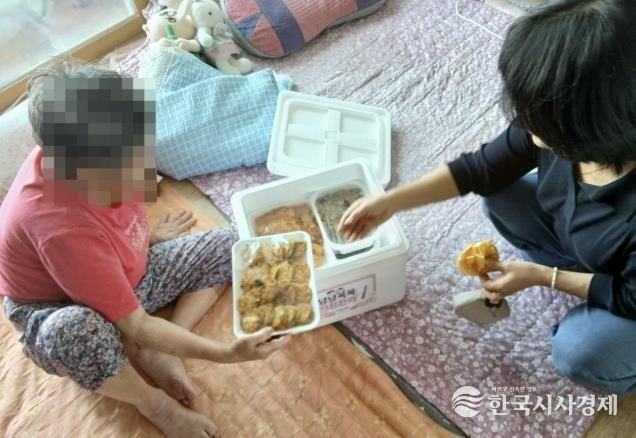 9월 30일 사례관리사가 특별식을 전달하는 모습.