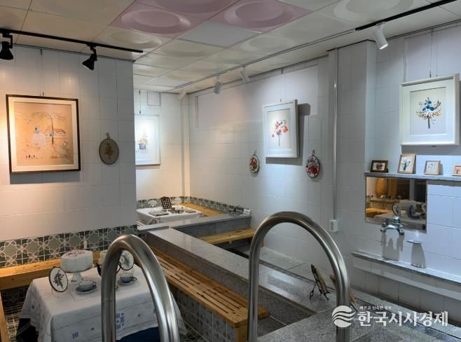 남해군 눈내목욕탕미술관, 입체자수 및 도자기 전시